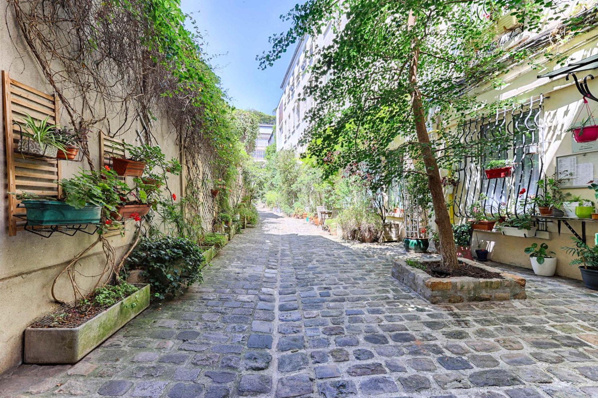 Parisian Atypic Close To Place Bastille Parigi